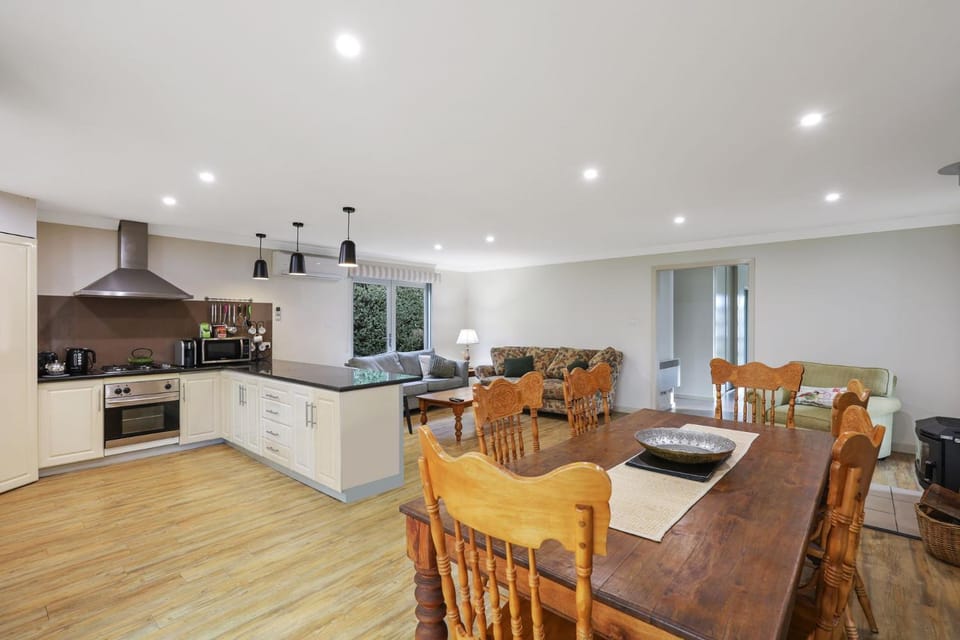 Kitchen or kitchenette, Living room, Seating area, Dining area, oven, stove