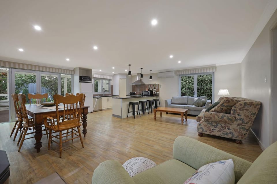 Kitchen or kitchenette, Living room, Seating area, Dining area