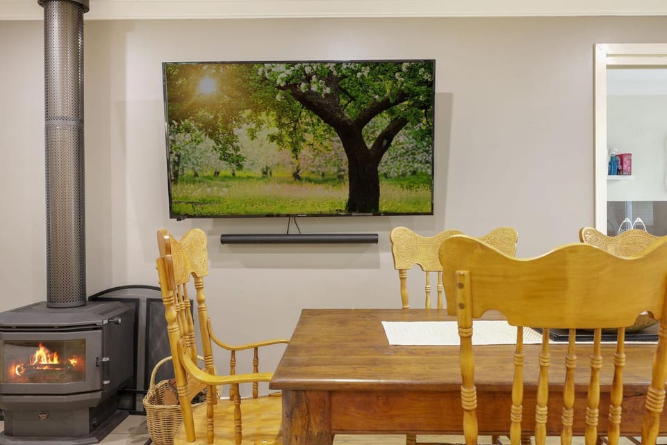 TV and multimedia, Living room, Seating area, Dining area