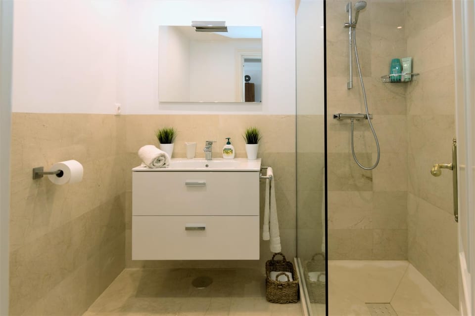 Shower, Toilet, Bathroom, hair dryier, towels