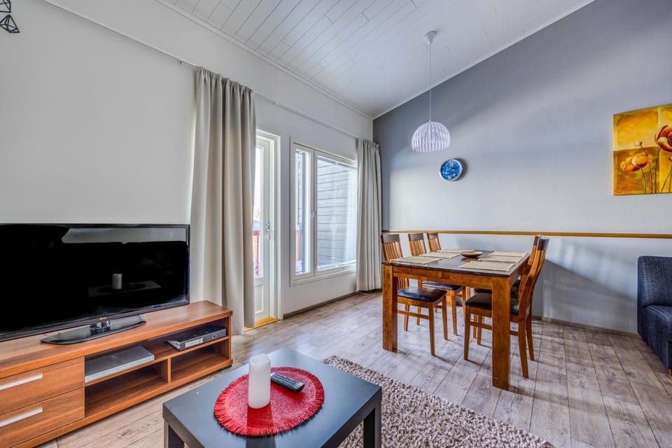 TV and multimedia, Seating area, Dining area