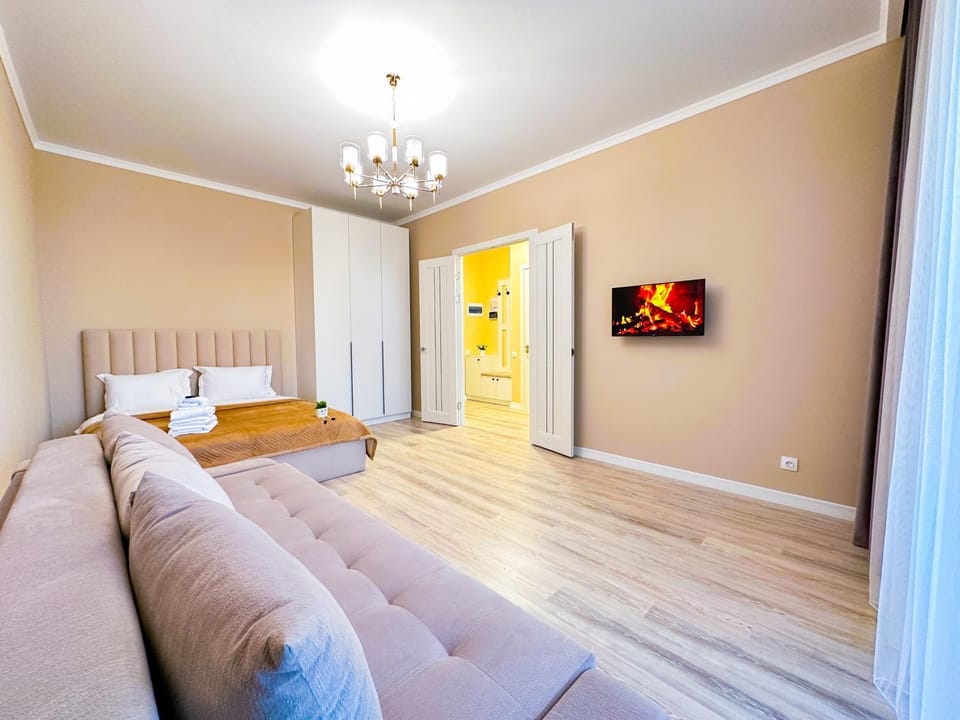 Bed, TV and multimedia, Living room, Photo of the whole room, Seating area, Bedroom, wardrobe