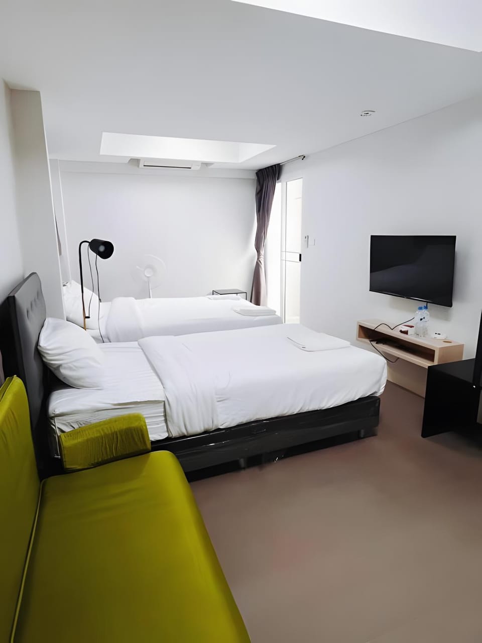 Bed, TV and multimedia, Photo of the whole room, Seating area, Bedroom