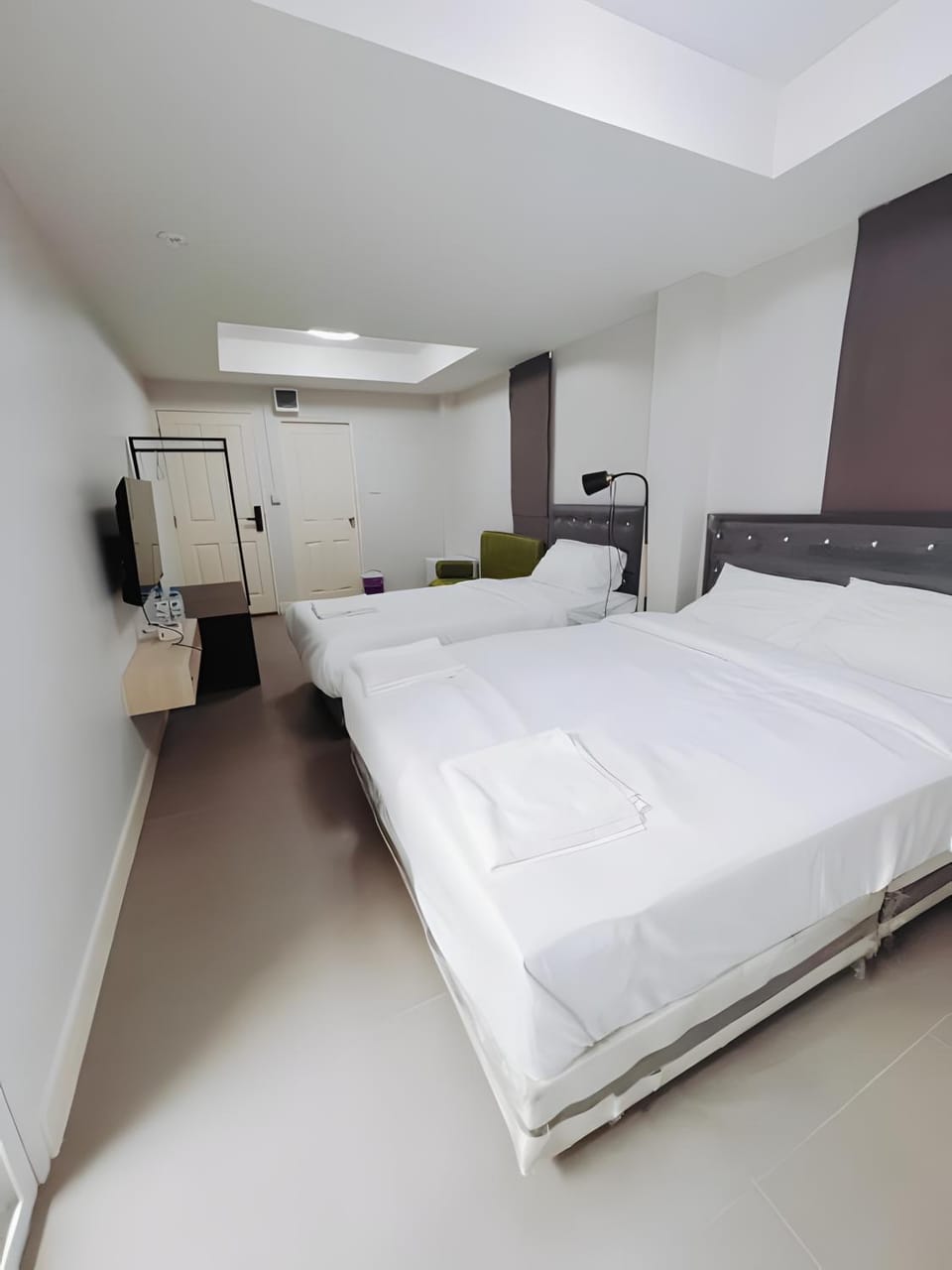 Bed, TV and multimedia, Photo of the whole room, Bedroom, towels, air conditioner