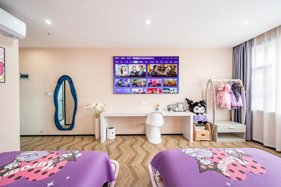 Photo of the whole room, Bedroom