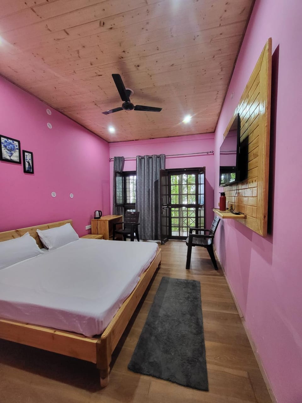 Communal lounge/ TV room, Bed, TV and multimedia, Photo of the whole room, Bedroom