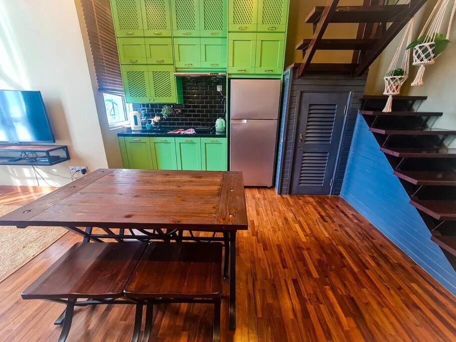 Premium Vintage Home 2 Master Bedrooms 2 to 4 Pax Comfy Stay for Friends and Family Apartment in Selangor, Malaysia