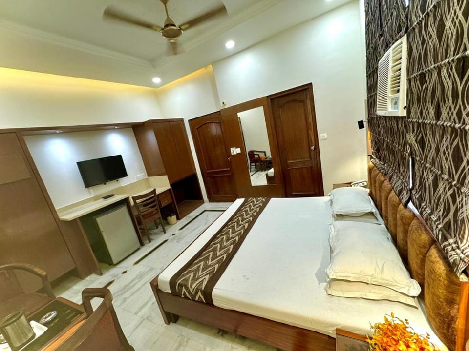 Bed, TV and multimedia, Photo of the whole room, Bedroom, wardrobe, air conditioner