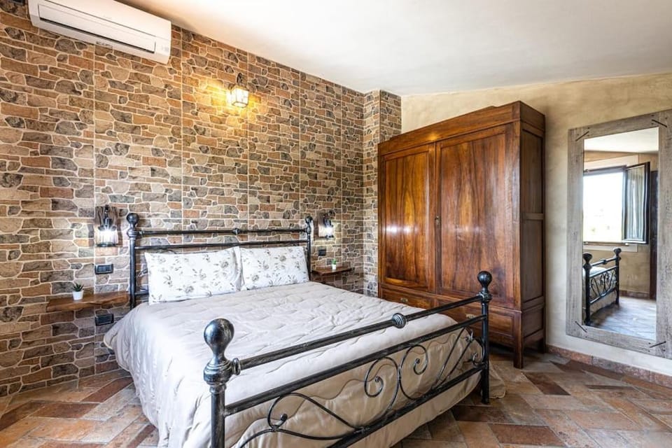 Bed, Photo of the whole room, Bedroom, wardrobe, air conditioner