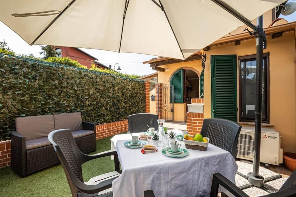 Patio, Day, View (from property/room), Balcony/Terrace, Living room, Food and drinks, Seating area, Dining area, Drinks