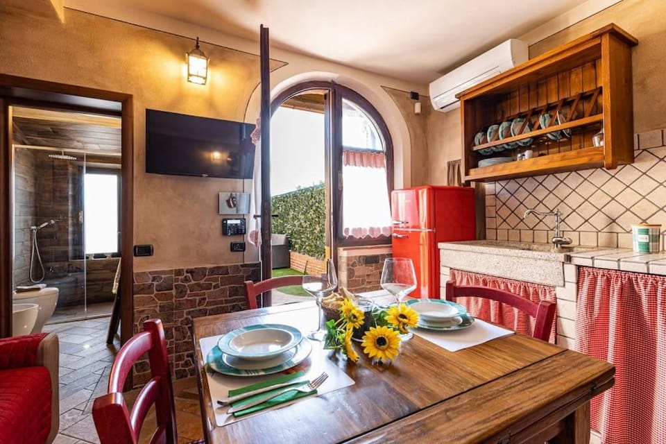 TV and multimedia, Kitchen or kitchenette, Living room, Food and drinks, Seating area, Dining area, Food