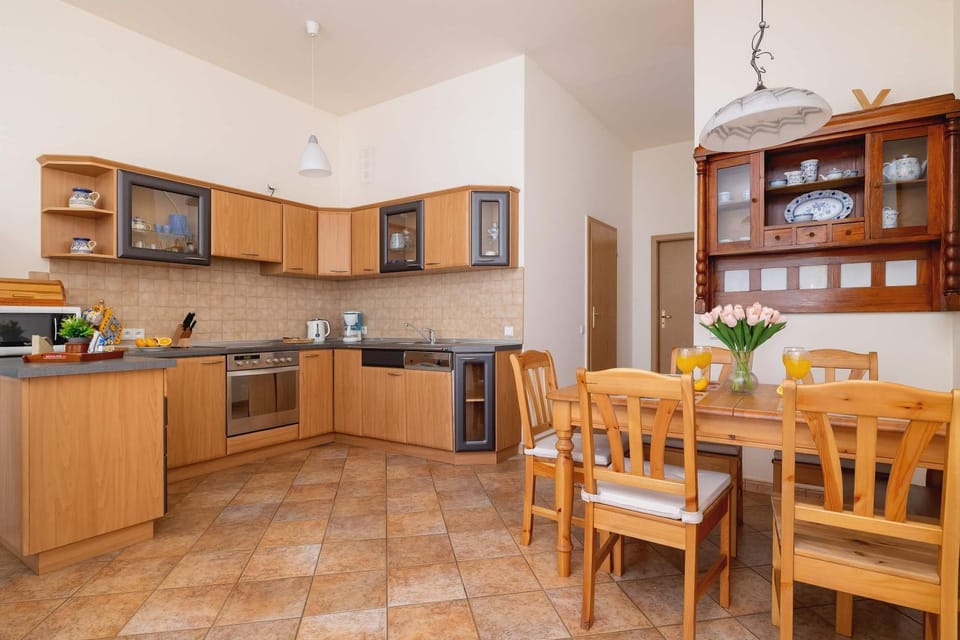 Kitchen or kitchenette, Dining area