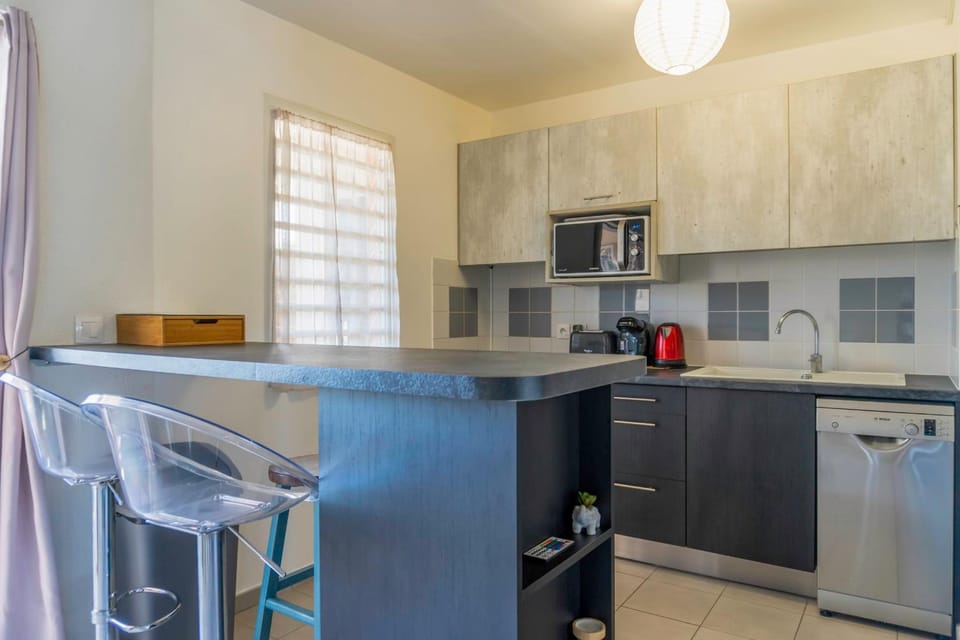 Coffee/tea facilities, Kitchen or kitchenette, Dining area, dishwasher, stove, toaster