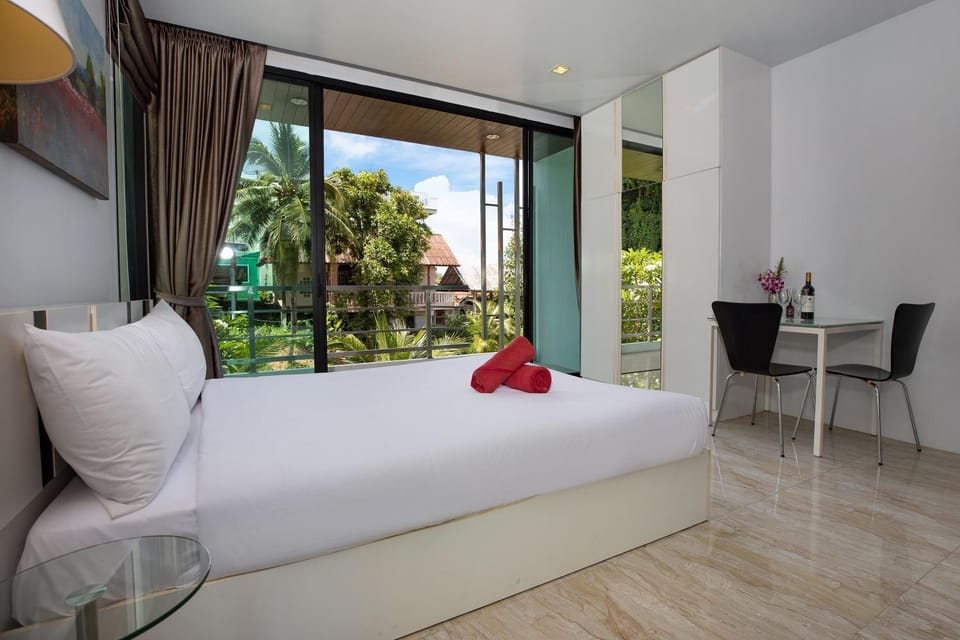 Bed, Photo of the whole room, Seating area, Bedroom