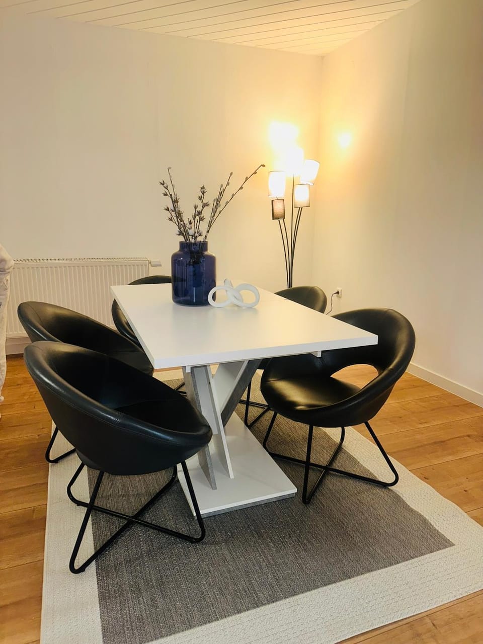 Seating area, Dining area