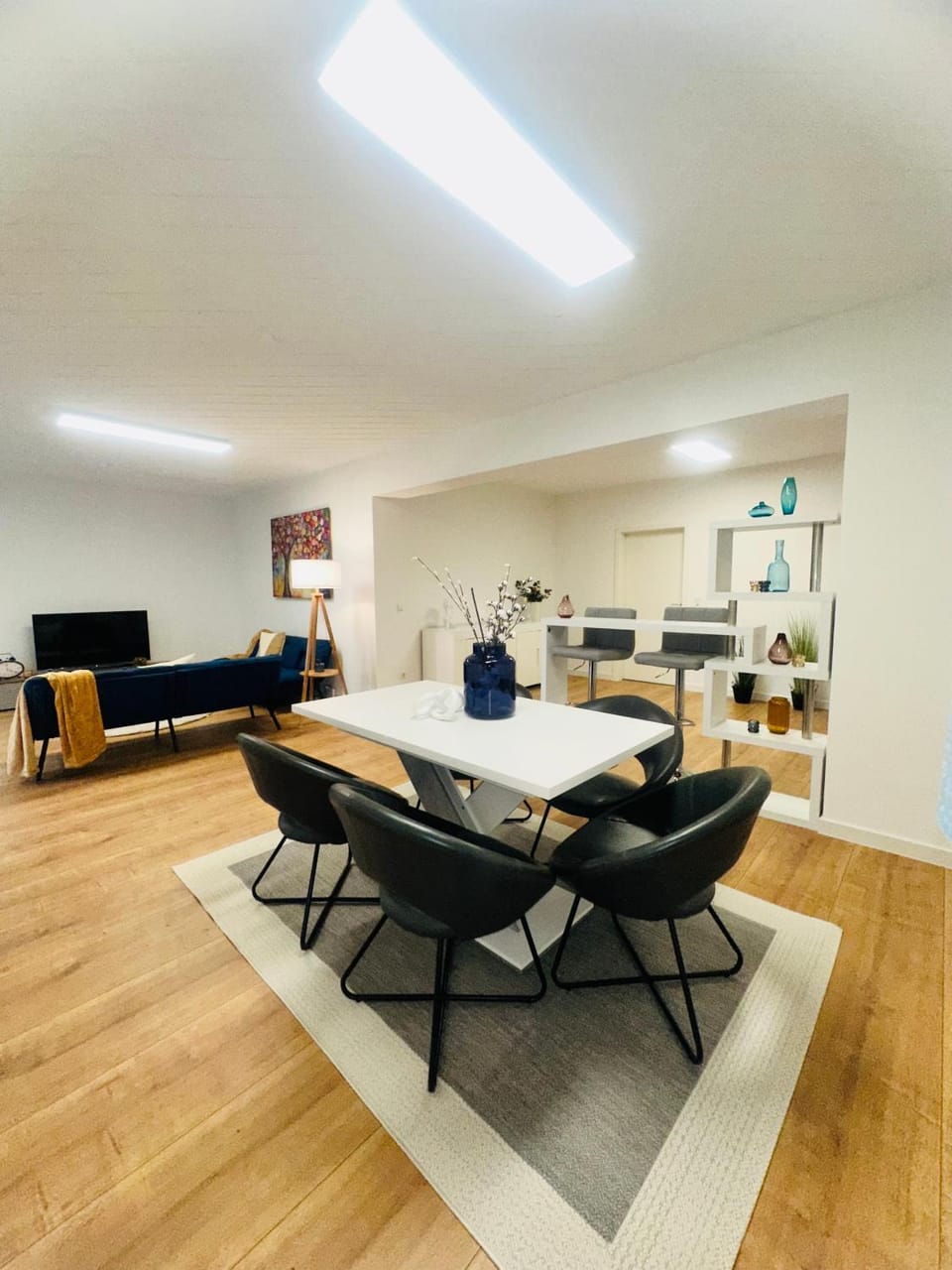 Kitchen or kitchenette, Living room, Seating area, Dining area
