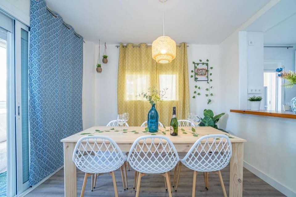 EST 22-Amplio apartamento en pleno centro JUNTO AL MAR, WIFI FIBRA, PARKING Apartment in Roses