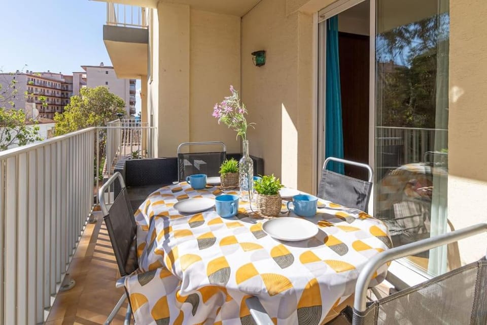 EST 22-Amplio apartamento en pleno centro JUNTO AL MAR, WIFI FIBRA, PARKING Apartment in Roses