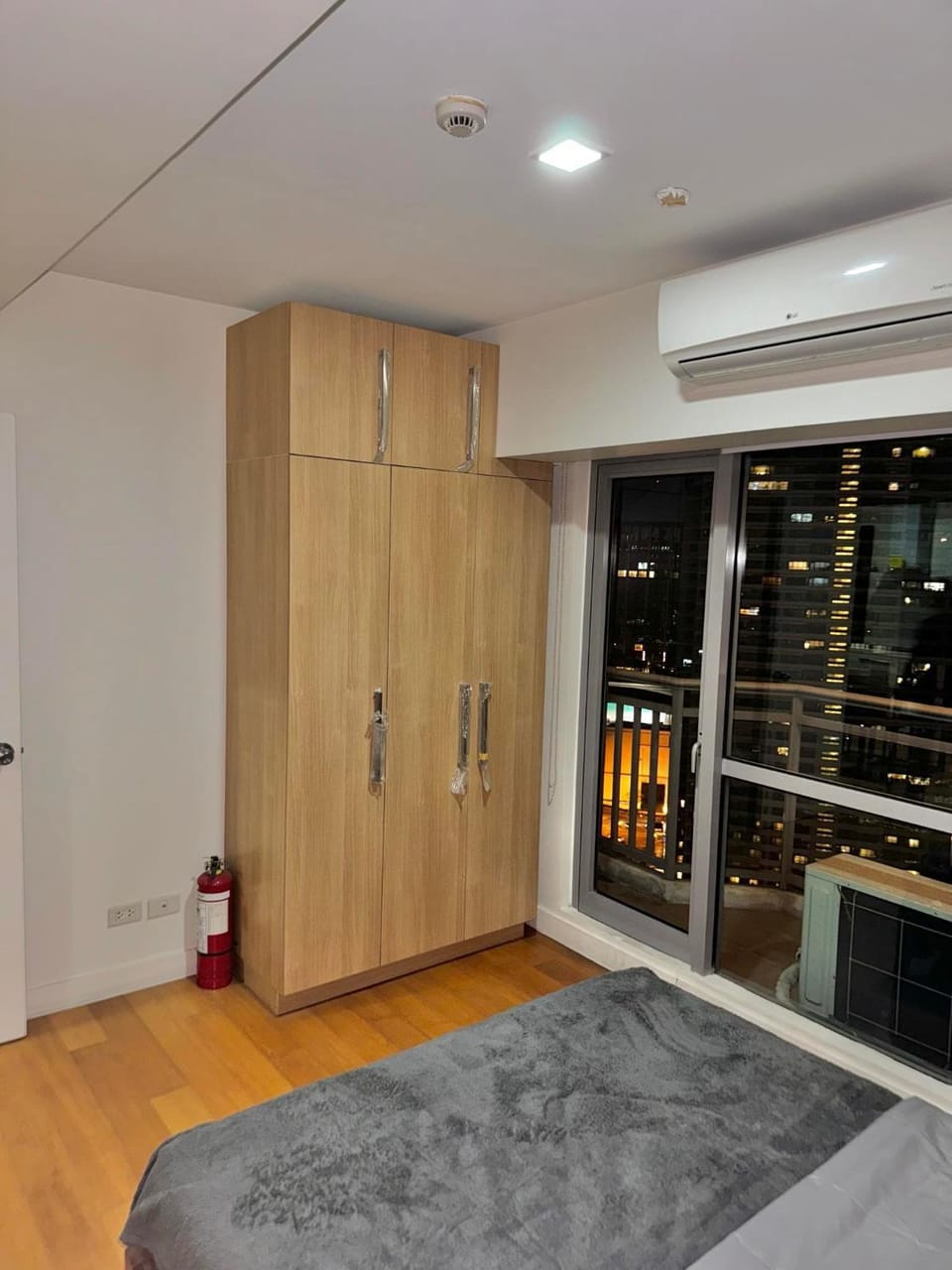Photo of the whole room, wardrobe
