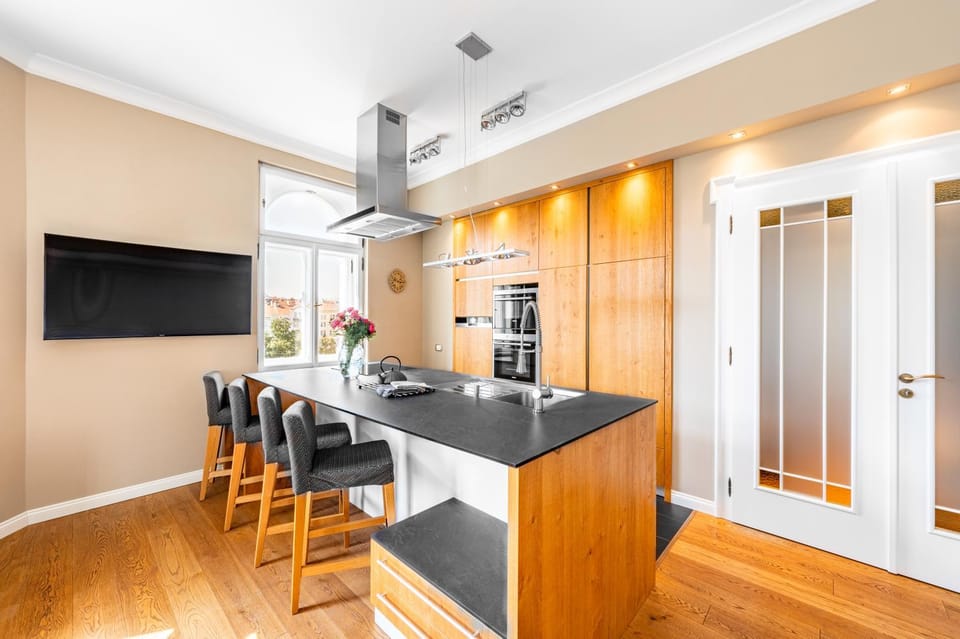 TV and multimedia, Kitchen or kitchenette, Dining area, dishwasher, oven, stove