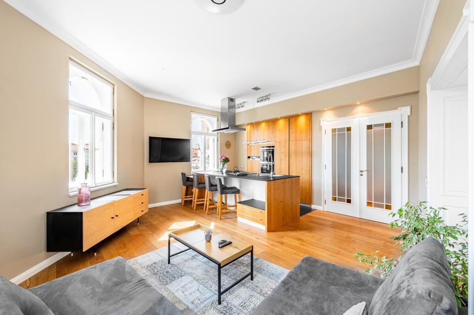 Communal lounge/ TV room, TV and multimedia, Kitchen or kitchenette, Living room, Seating area, Dining area, Evening entertainment