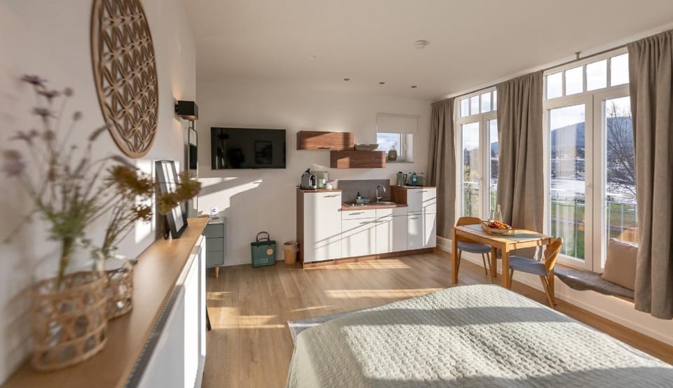Bed, TV and multimedia, Kitchen or kitchenette, Dining area