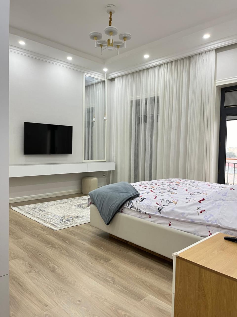 Bed, TV and multimedia, Bedroom