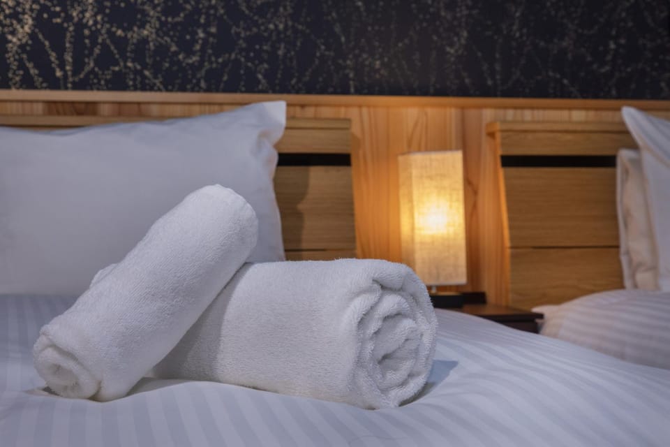 Bed, towels