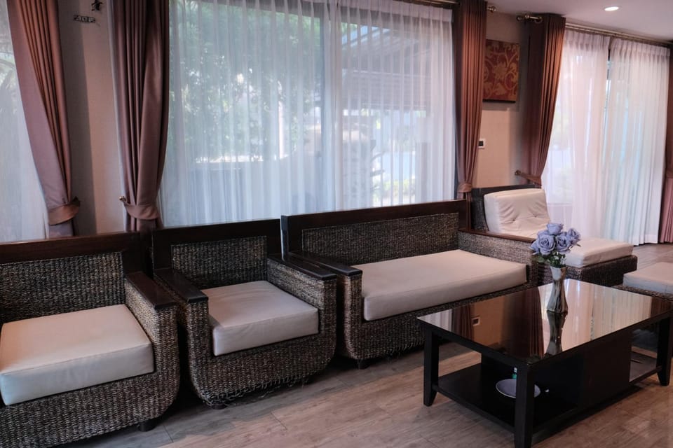 Living room, Seating area