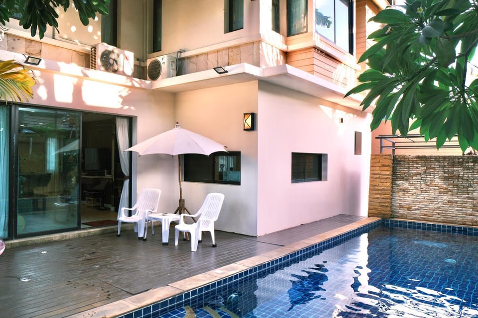 Balcony/Terrace, Pool view, Swimming pool, Swimming pool, sunbed