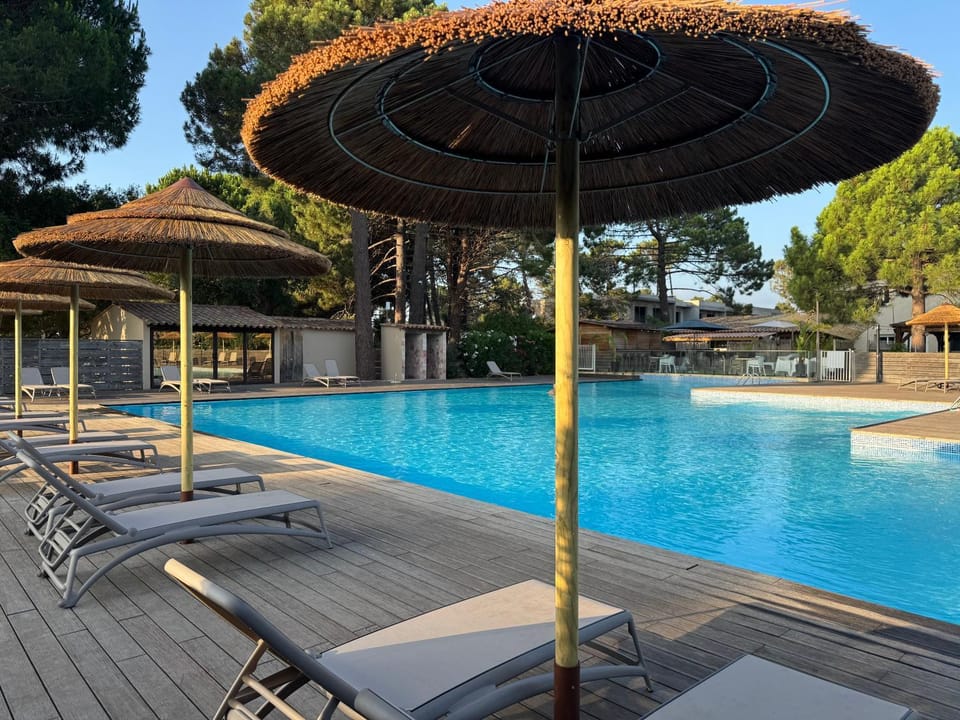 Mini Villa luxueusement équipée T4 duplex 75 m2 dans résidence Fiori di Cala Rossa superbement arborée - chez Anne avec très grande piscine de 350 m2 chauffée Apartment in Porto-Vecchio
