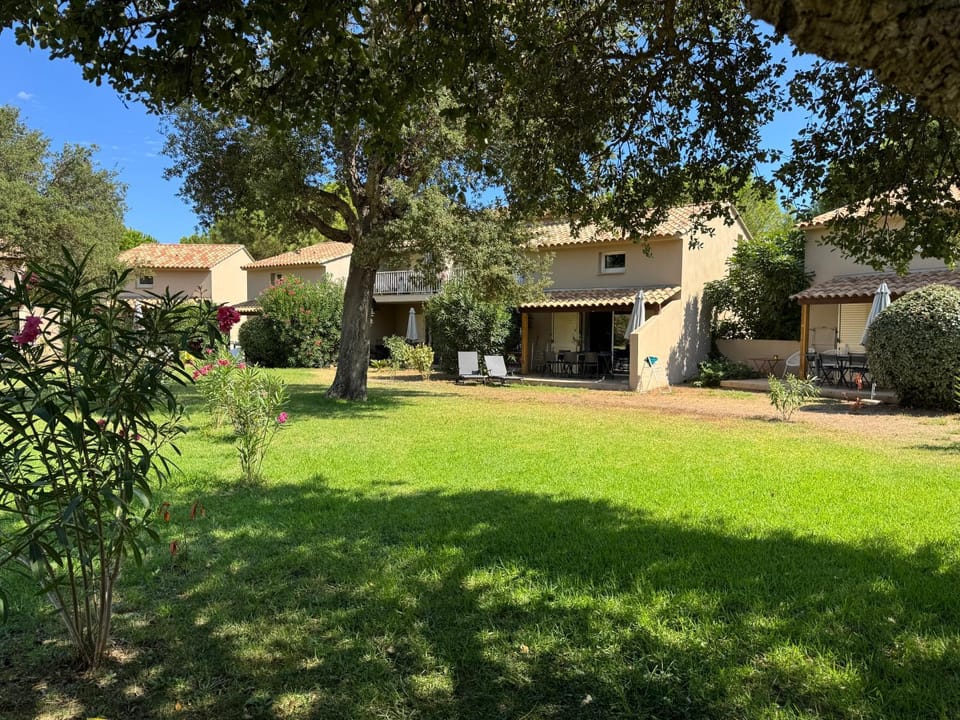Mini Villa luxueusement équipée T4 duplex 75 m2 dans résidence Fiori di Cala Rossa superbement arborée - chez Anne avec très grande piscine de 350 m2 chauffée Apartment in Porto-Vecchio