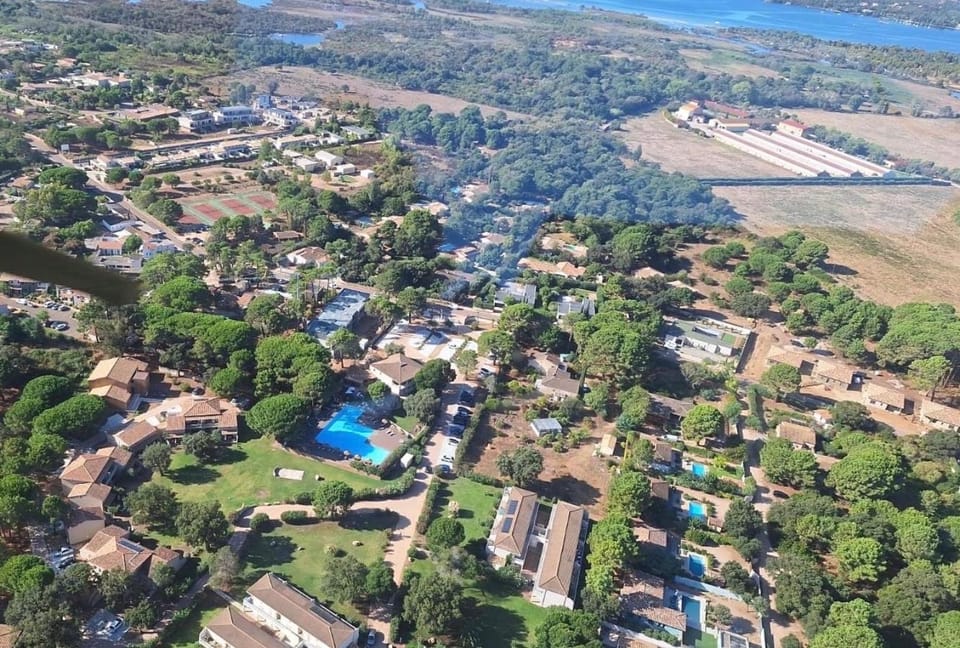 Mini Villa luxueusement équipée T4 duplex 75 m2 dans résidence Fiori di Cala Rossa superbement arborée - chez Anne avec très grande piscine de 350 m2 chauffée Apartment in Porto-Vecchio