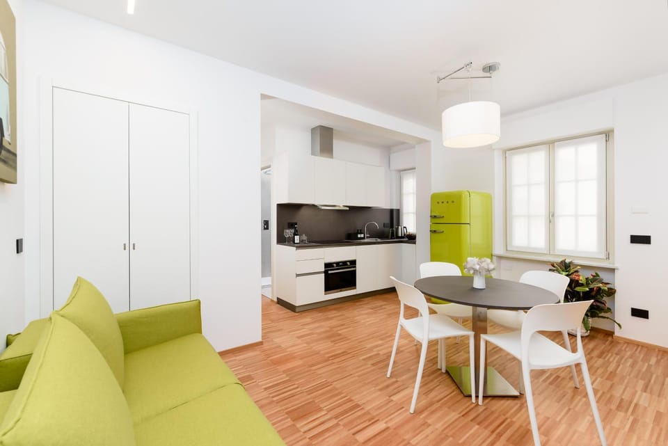 Kitchen or kitchenette, Seating area, Dining area