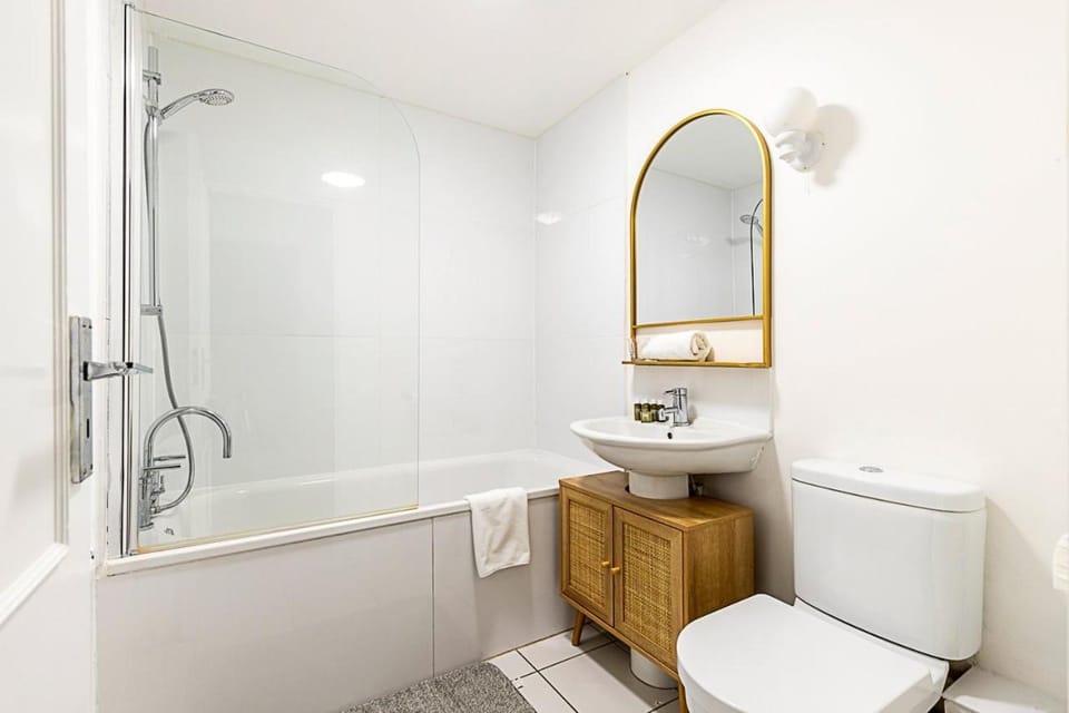 Charming Two-Bedroom Flat in West Hampstead Apartment in London Borough of Camden