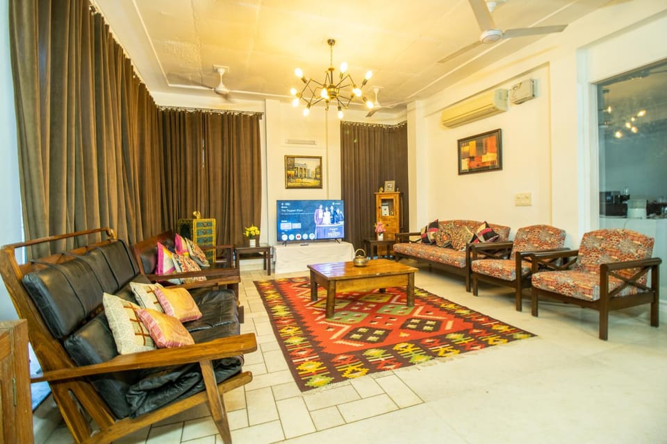 TV and multimedia, Living room, Seating area, Evening entertainment, air conditioner