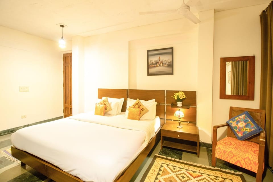 Bed, Photo of the whole room, Seating area, Bedroom