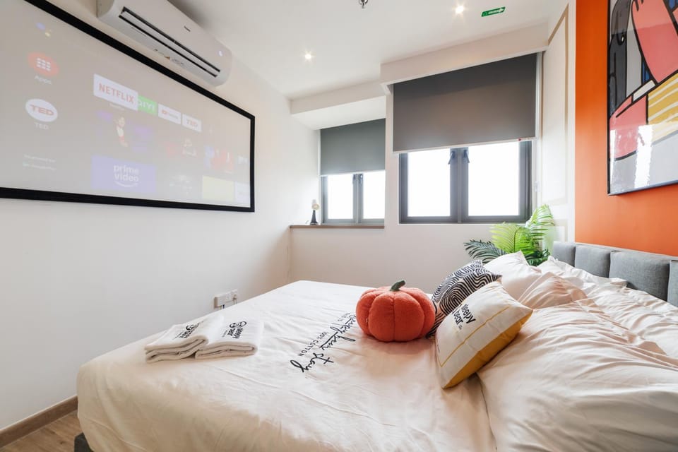Bed, TV and multimedia, Bedroom