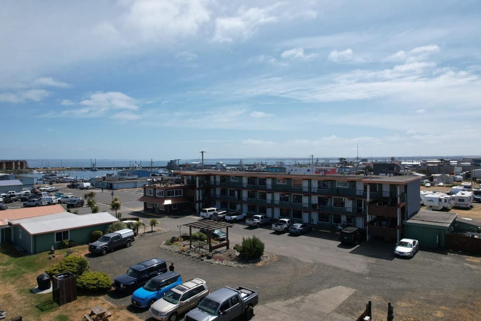 Property building, Neighbourhood, Natural landscape, City view, Sea view, Street view, Location, Parking