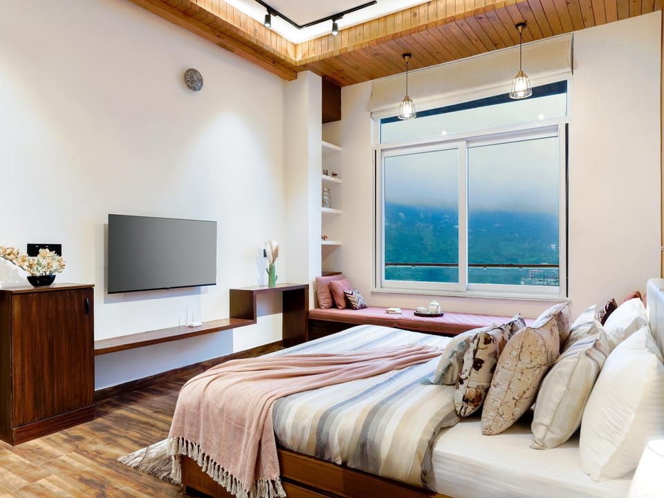 Bed, Living room, Photo of the whole room, Seating area, Bedroom