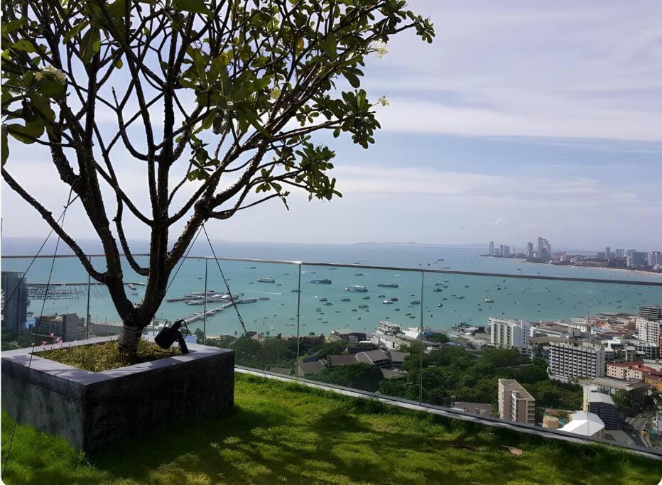 Luxury 70Sqm 2 BR Condo Next to Walking Street Apartment in Pattaya City