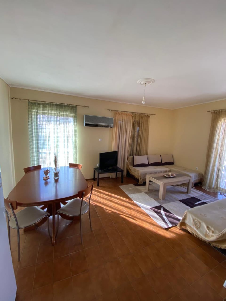 Communal lounge/ TV room, Bed, TV and multimedia, Kitchen or kitchenette, Living room, Photo of the whole room, Seating area, Dining area, Evening entertainment, air conditioner