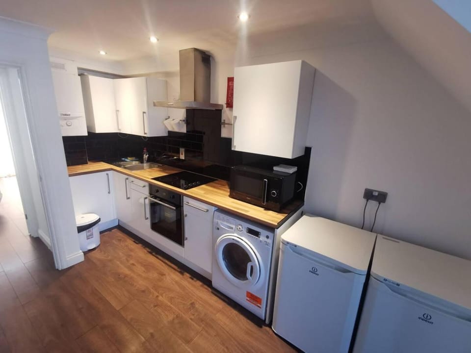 Kitchen or kitchenette, oven, stove, washing machine