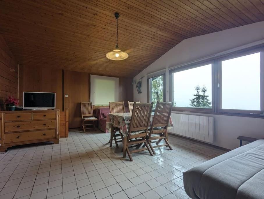 Communal lounge/ TV room, TV and multimedia, Living room, Seating area, Dining area