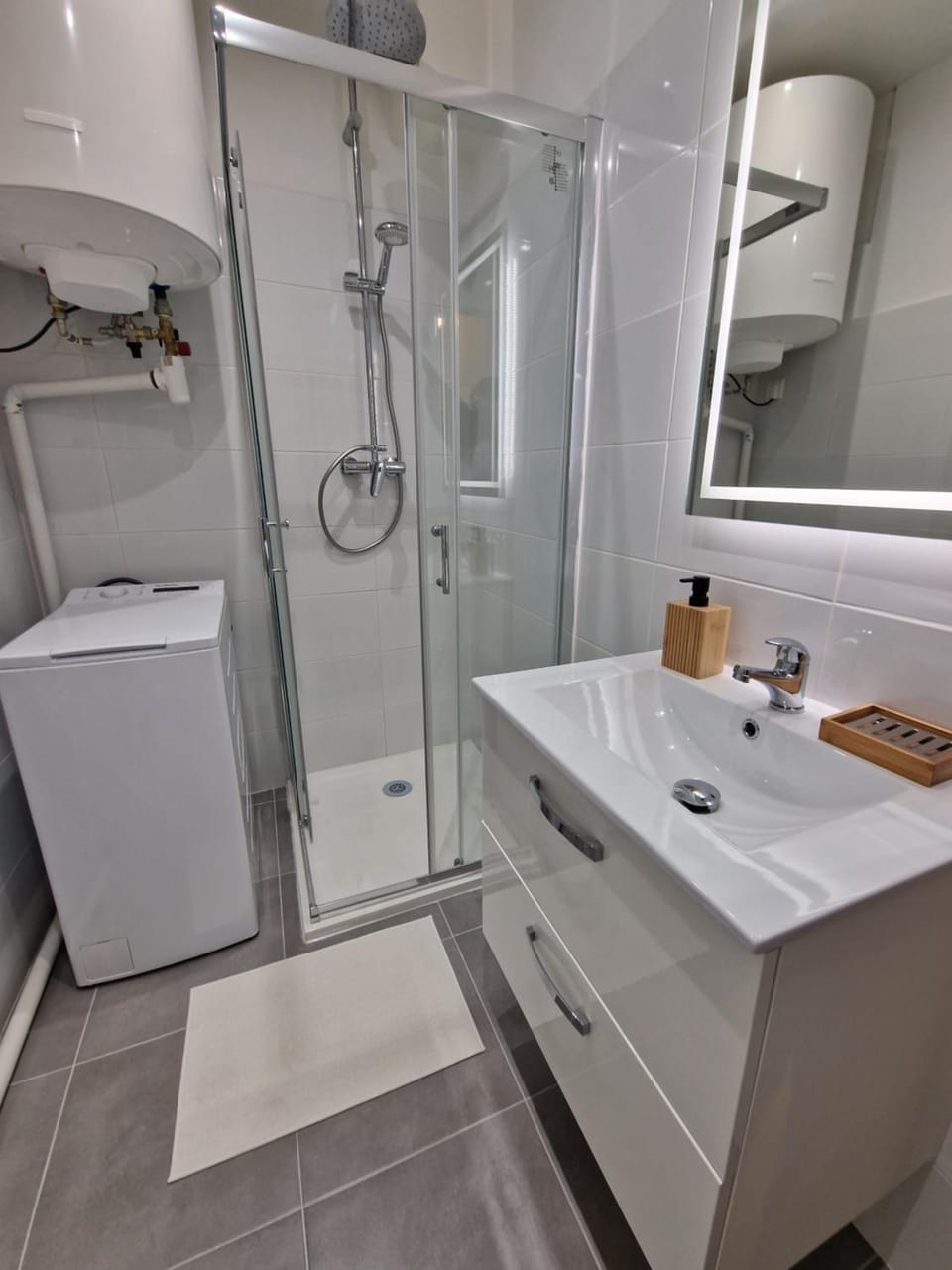 Shower, Toilet, Bathroom, towels, washing machine