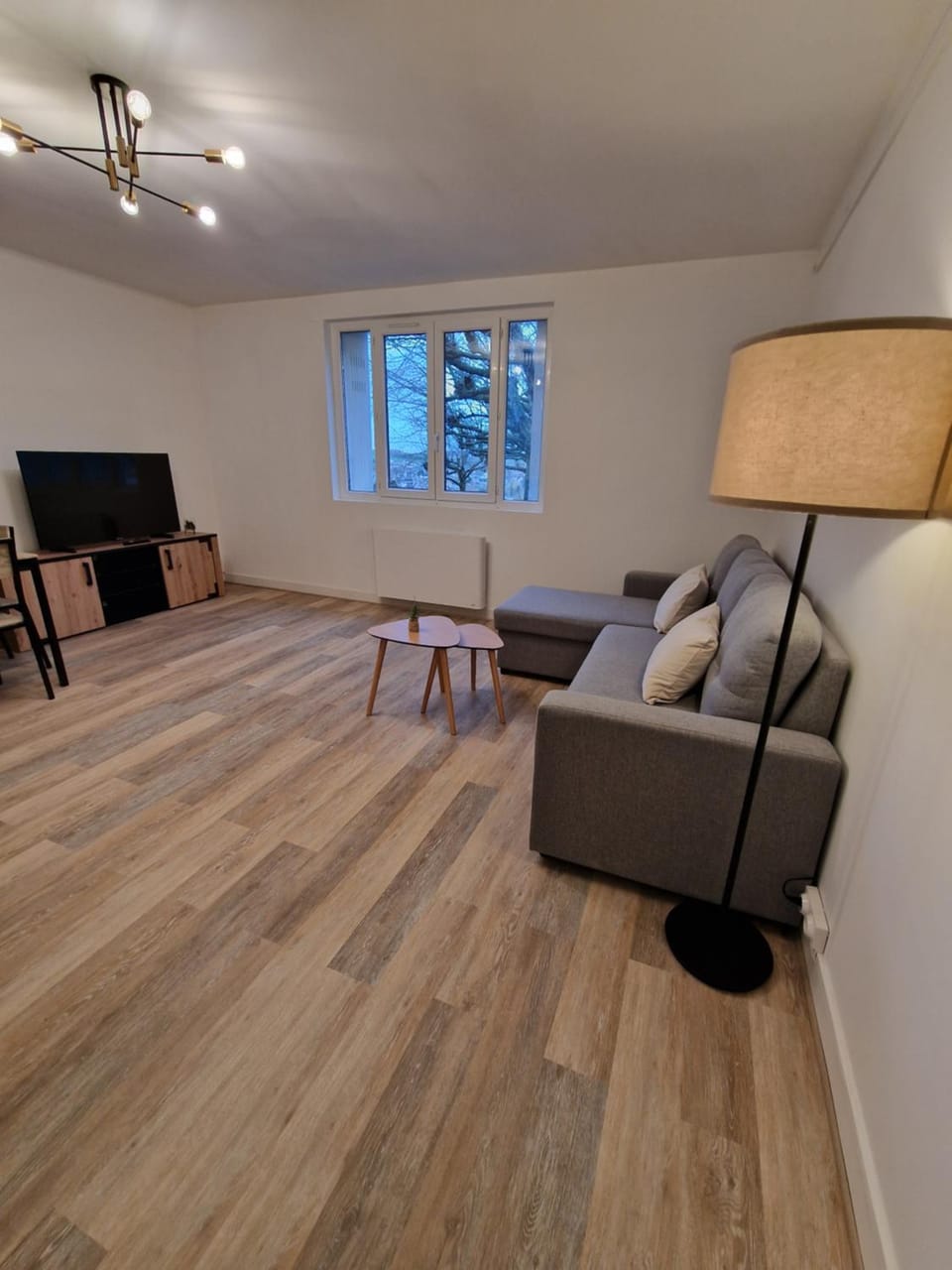 TV and multimedia, Living room, Seating area, Dining area
