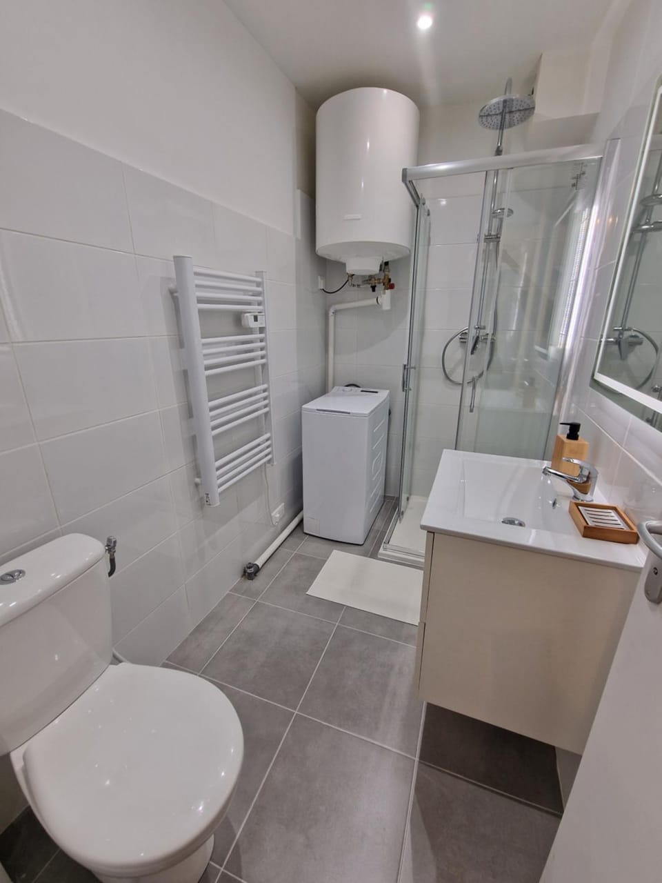 Shower, Toilet, Bathroom, dishwasher, towels