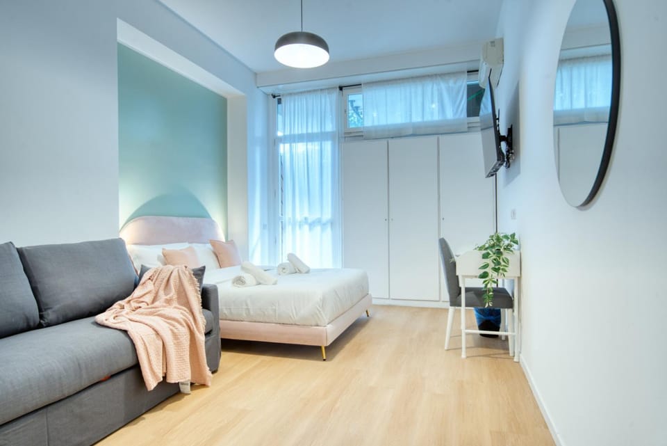 Bed, TV and multimedia, Photo of the whole room, Bedroom