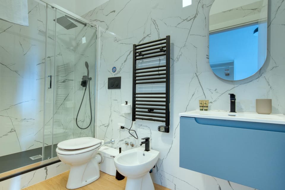 Shower, Toilet, Bathroom, bidet, towels