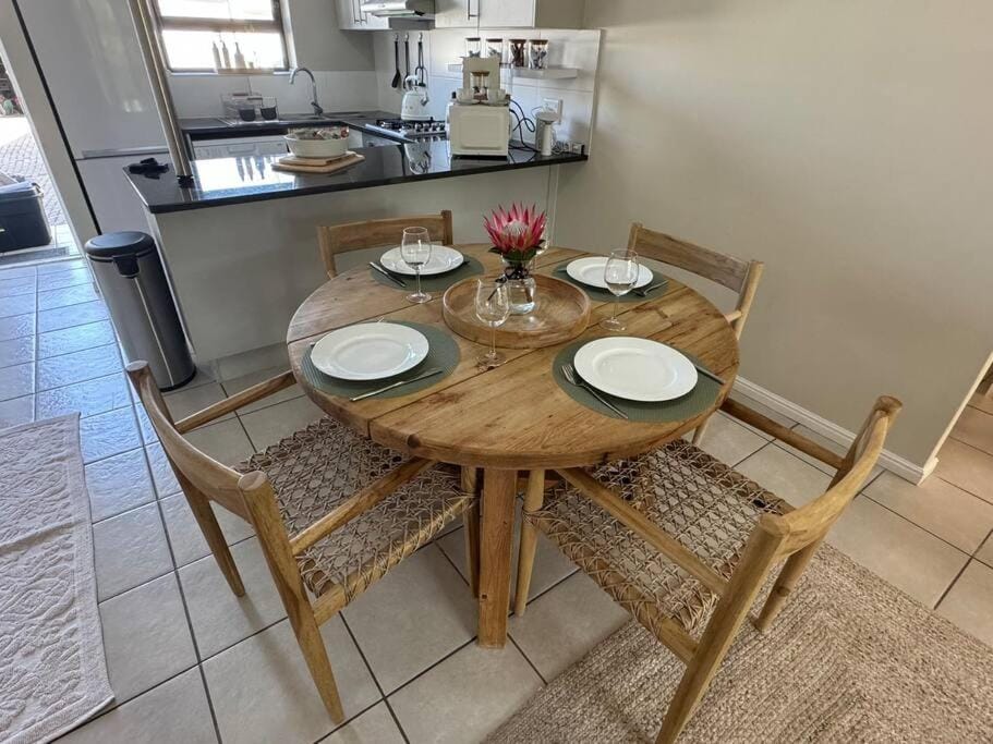 Kitchen or kitchenette, Seating area, Dining area